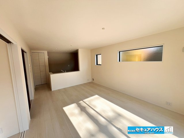 【今からご案内可能】東海市加木屋町宮ノ脇 全1棟の居間・リビング|【LDK】
◆日当たりが良く温かい広々リビングは家族の団らんスペースになります。