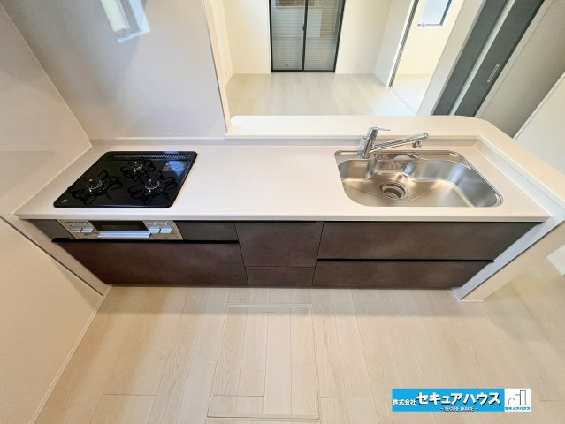 【今からご案内可能】東海市加木屋町宮ノ脇 全1棟のキッチン|【キッチン】
◆広々としたキッチンスペースのため家族で並んで料理することができます。