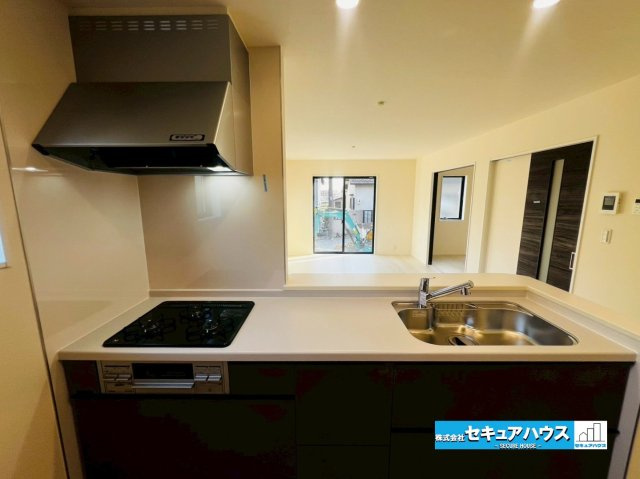 【今からご案内可能】東海市加木屋町宮ノ脇 全1棟のキッチン|【キッチン】
◆同時にたくさんの料理が調理できる。「焼く・蒸す・煮る」の工程を同時進行で進めることができるので、料理を素早く作ることができます。育児でバタバタ忙しいママに嬉しい♪