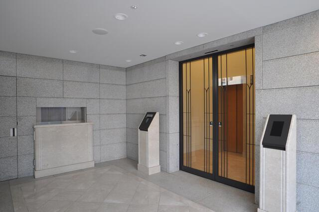 港区芝５丁目の賃貸マンションのエントランス| 
