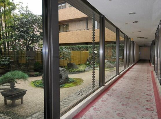 港区六本木５丁目の賃貸マンションのエントランス| 