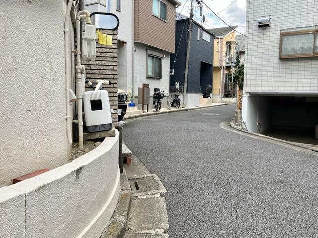 世田谷区駒沢５丁目の中古一戸建の前面道路含む現地写真|現地（２０２５年９月）撮影 