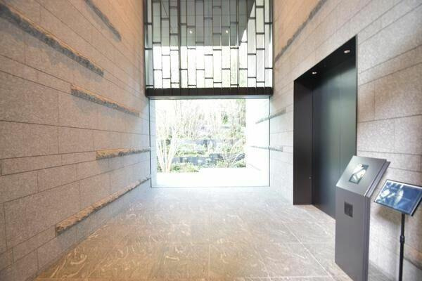 港区虎ノ門４丁目の賃貸マンションのロビー|風除室 