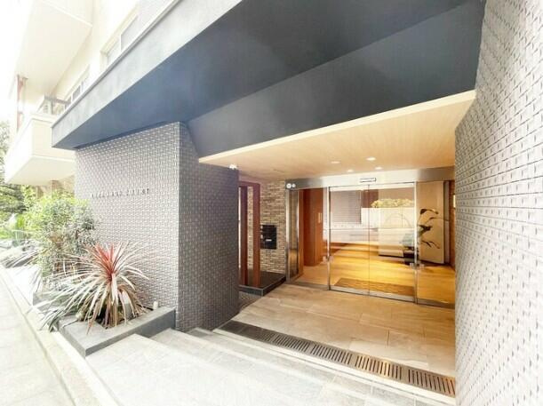 港区西麻布１丁目の賃貸マンションのエントランス| 