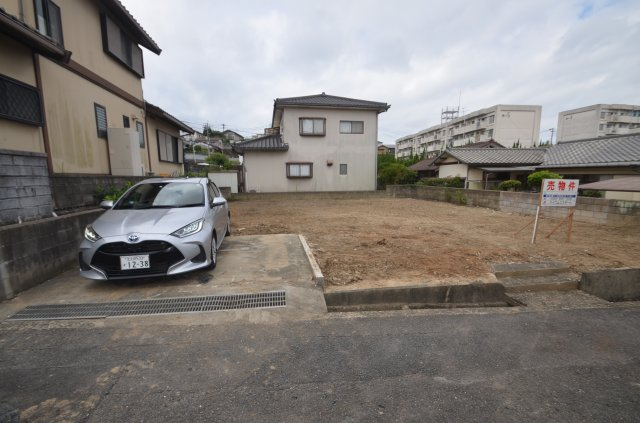 土地（八幡西区春日台1-11-4）の前面道路含む現地写真