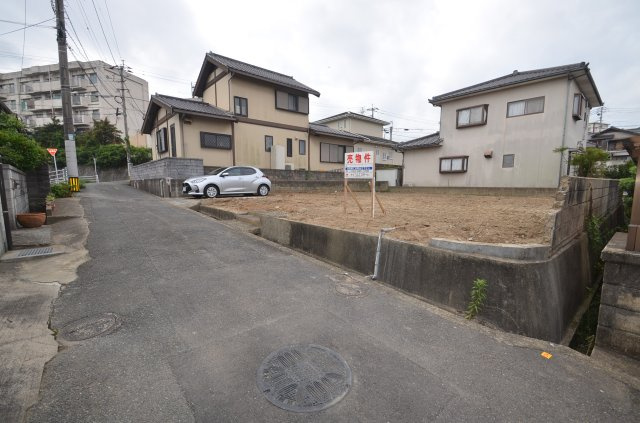 土地（八幡西区春日台1-11-4）の前面道路含む現地写真