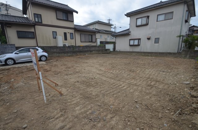 土地（八幡西区春日台1-11-4）の前面道路含む現地写真