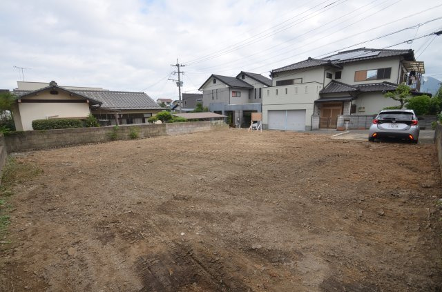 土地（八幡西区春日台1-11-4）の前面道路含む現地写真