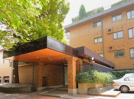 港区六本木５丁目の賃貸マンションのエントランス| 