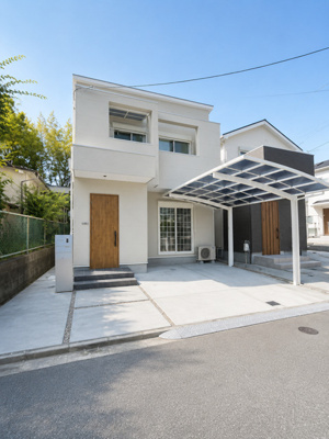 【駐車場】 | 枚方市茄子作1丁目戸建 | 駐車場があるので、お車をお持ちの方も安心です。またカースペースはかなり広く2台お車を止めていただいても余裕がございます。
