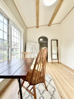 【子供部屋】 | 枚方市茄子作1丁目戸建 | こちらの物件近くの教育施設や、スーパー・公園など、物件周辺の住環境を併せてご案内させて頂きます。ぜひ、現地での暮らしをイメージなさって下さい！