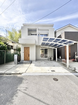 【外観】 | 枚方市茄子作1丁目戸建 | 広い前道に面した3LDKの戸建です。外観は落ち着いた色味と雨風がしのげるカーポートが特徴です。