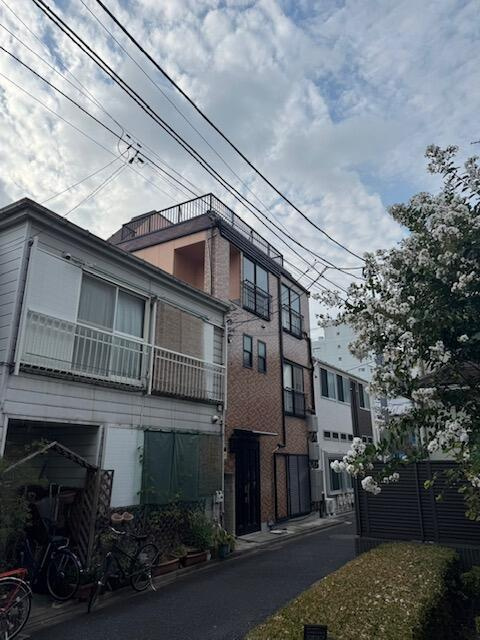 中野区中央５丁目の中古一戸建の前面道路含む現地写真| 