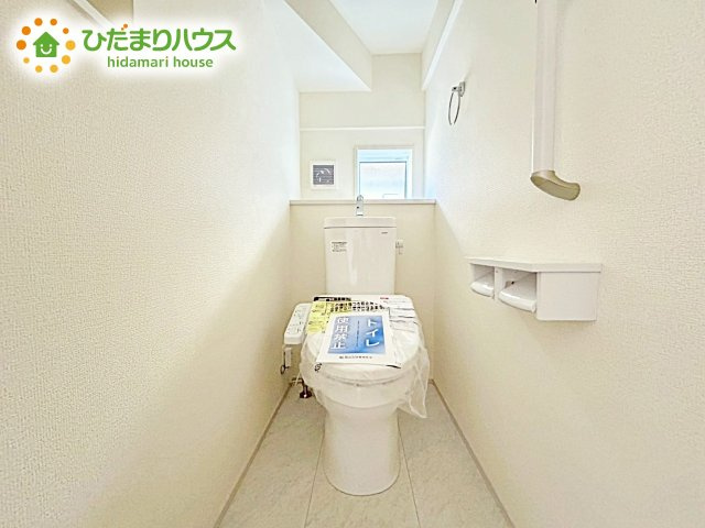 【トイレ】 | 水戸石川4丁目1期　新築戸建 | 小窓が付いているので、トイレも明るい空間になっております♪