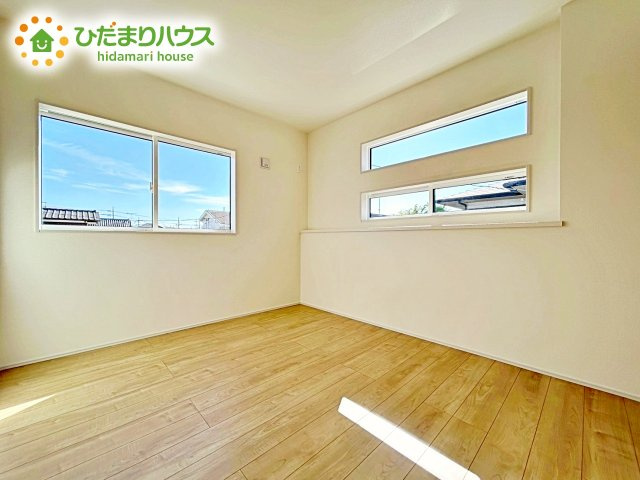 【洋室】 | 水戸石川4丁目1期　新築戸建 | 2面採光を確保した明るい室内は、風通しも良く、大変居心地の良い空間となっております。
