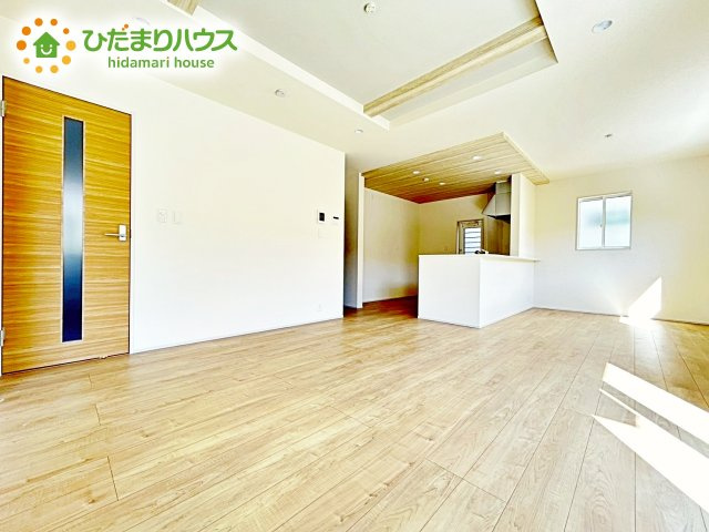 【居間・リビング】 | 水戸石川4丁目1期　新築戸建 | 陽当たりが良いので、日中の照明を利用しなくてよいため、光熱費の節約にもつながります。