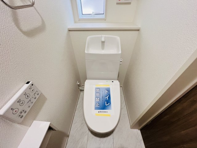 知多市八幡深山口50番60『仲介手数料無料』新築戸建てのトイレ