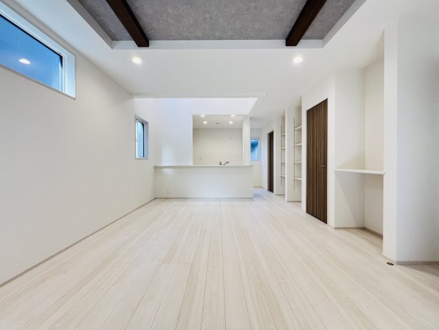 知多市八幡深山口50番60『仲介手数料無料』新築戸建ての居間・リビング