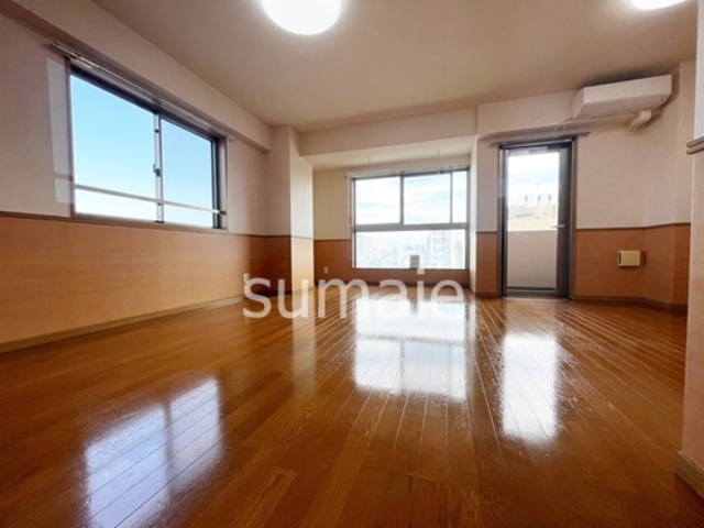 Grand Chariotの居間・リビング|きれいなフローリング