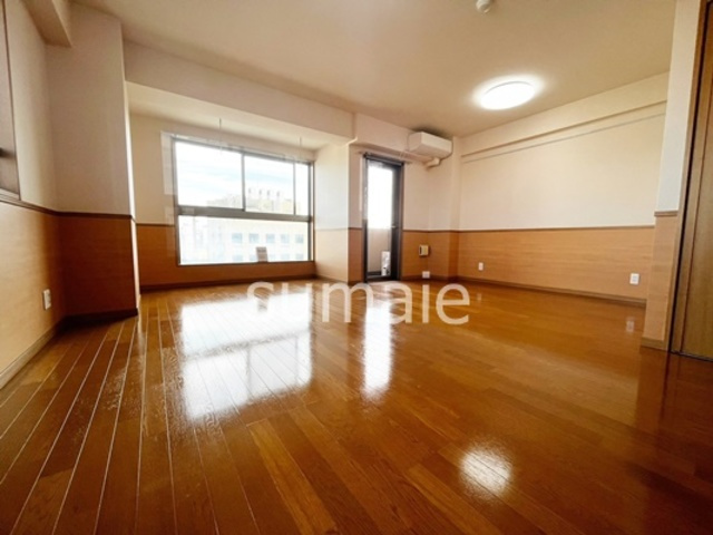 Grand Chariotの居間・リビング|広めの洋室です