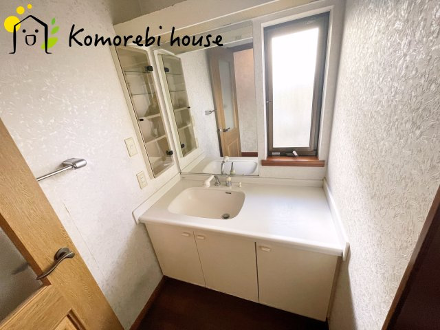 白岡市新白岡　中古一戸建ての独立洗面台|独立洗面台、小物を置くことができて便利です