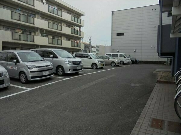 アサノハイツの駐車場
