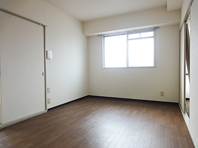 ヴィゴーラス宝塚の洋室|ゆったりした洋室です