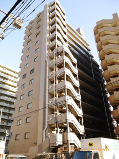 【外観】 | タイル張りのＳＲＣ造。開放的な立地で、お洒落な外観です。