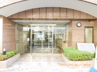 【エントランス】 | 大理石張りの重厚感あるエントランス。