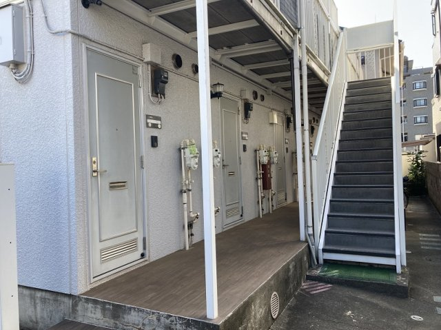 府中市紅葉丘１丁目のアパートのエントランス