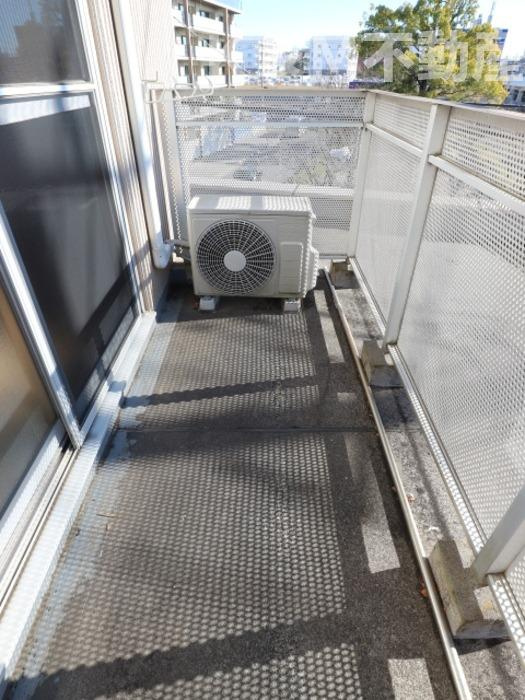 メールオフィスSKビルのバルコニー|暖かな日差しのふりそそぐバルコニー