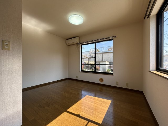 エステート秋山の洋室