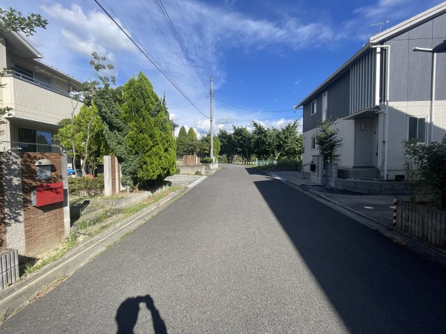 中古戸建・中古住宅　郡山市安積町成田田向　オール電化　安積二小・安積二中の前面道路含む現地写真|前面道路の交通量が少ないためお子様の通学や車の駐車が苦手な方も安心ですね♪