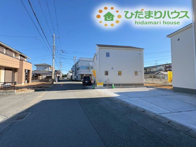 深谷市上柴町西第5　新築一戸建て　リーブルガーデン　01の前面道路含む現地写真