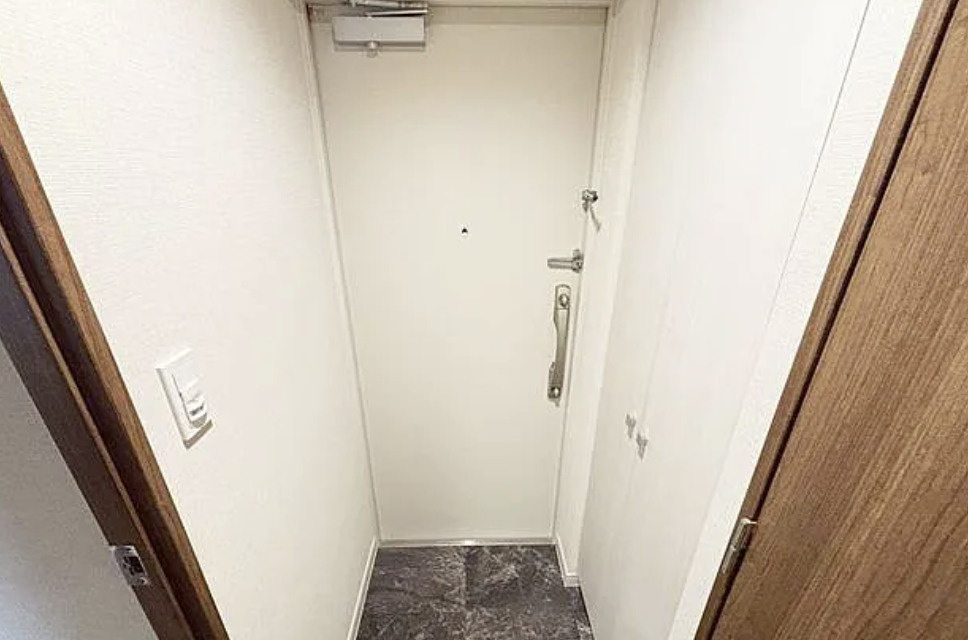 ウェルスクエアイズム下北沢EASTの玄関