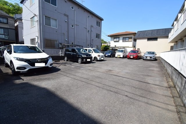 グランデュールエースの駐車場