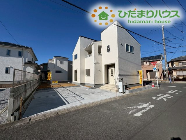 深谷市上柴町西第5　新築一戸建て　リーブルガーデン　02の外観|角地で開放感がある、日当たりに恵まれた立地です。
ホワイトを基調とした外壁は清潔感があり、長く住んでも飽きのこない仕上がりです☆