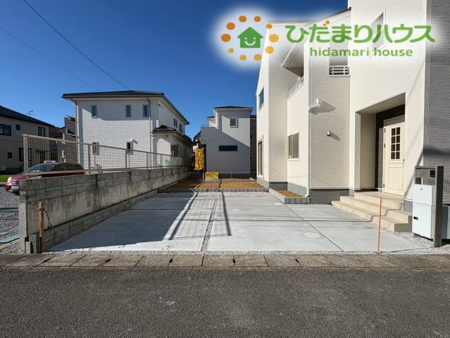 深谷市上柴町西第5　新築一戸建て　リーブルガーデン　02の駐車場|お車を3台停めることができる駐車スペースです。
急な来客時や、将来お子様が成長して車を持った時でも安心の広さを誇ります♪
道路からの出入りもしやすく、毎日の車の出し入れがストレスなく行えます。