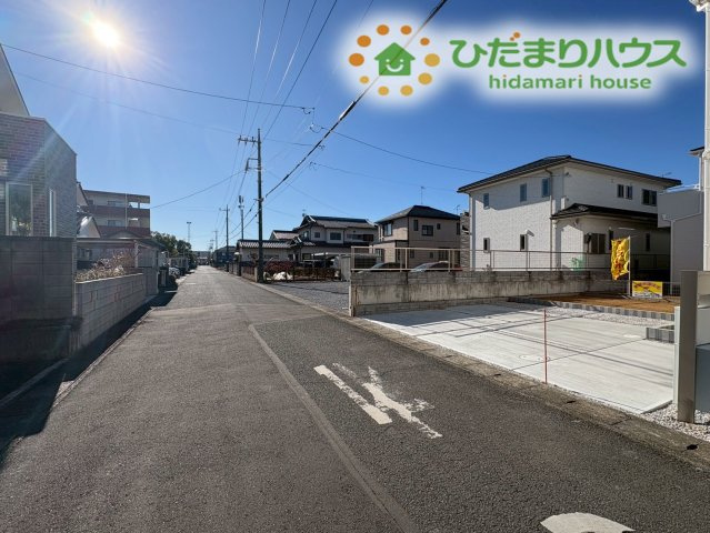 深谷市上柴町西第5　新築一戸建て　リーブルガーデン　02の前面道路含む現地写真|舗装された平坦で広い前面道路は、お子様とのお散歩も安心です！
視界が開けているので、お車での帰宅時も周囲の状況をしっかりと確認できて安全に駐車可能です。