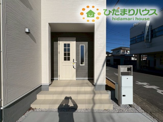 深谷市上柴町西第5　新築一戸建て　リーブルガーデン　02のエントランス|屋根付きのアプローチで雨の日でも濡れるのを気にせずに、落ち着いて鍵を開けることができます！
玄関横には機能的なポストも設置されており、毎日の利便性も考慮されています。