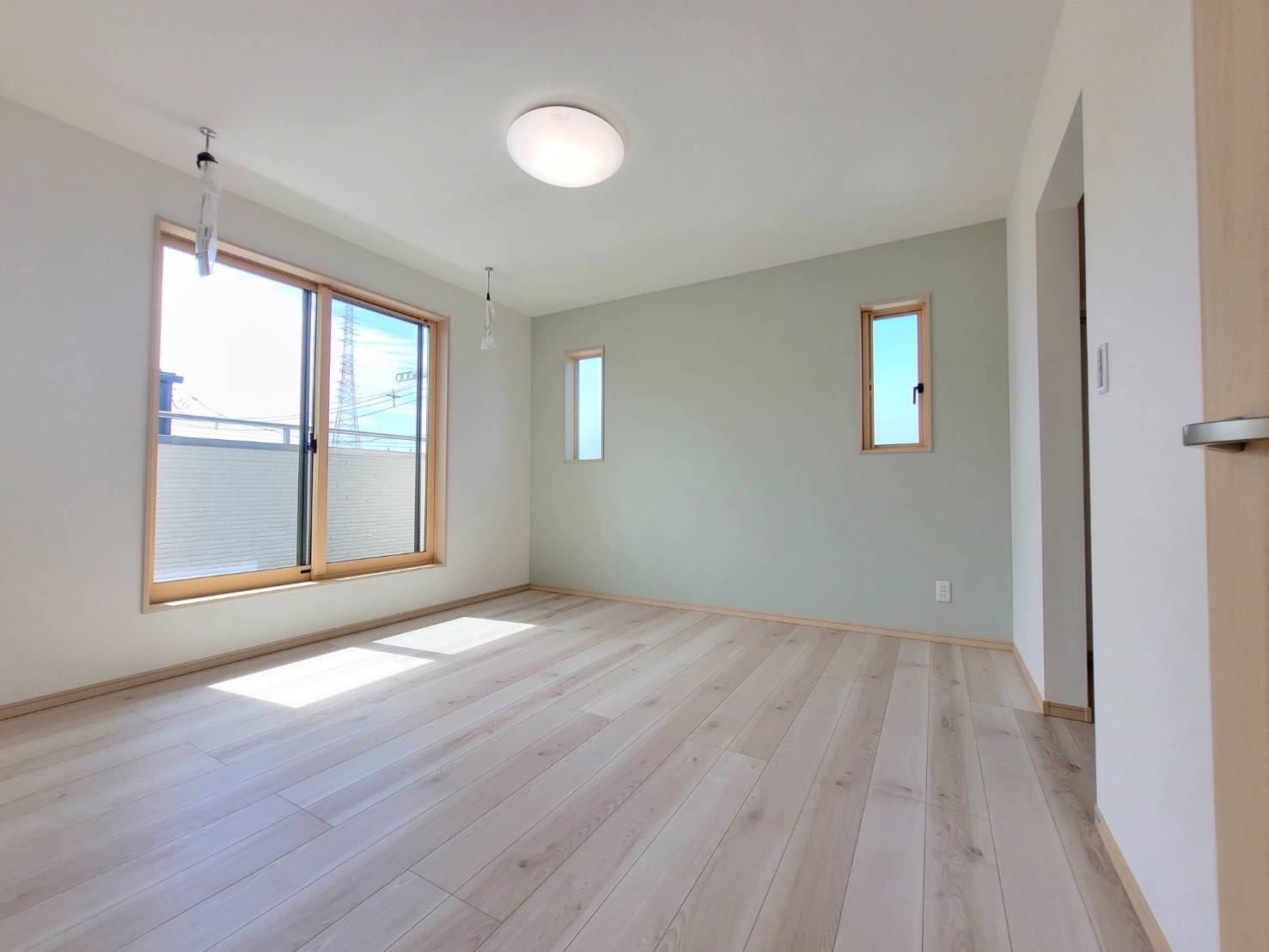 小山市城北　第4期　全2邸の洋室|〇洋室　8帖〇
バルコニー面するウォークインクローゼット付き主寝室。バルコニーへ出入りすることが出来るのでお布団を干す際にとても便利です♪
2025年9月撮影