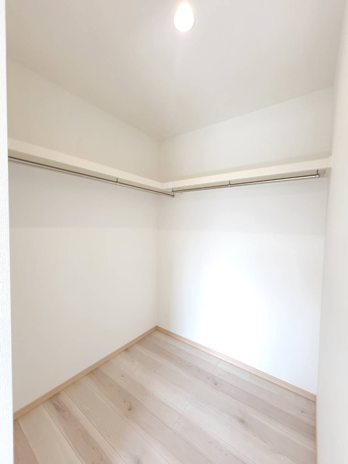 小山市城北　第4期　全2邸の収納|〇ウォークインクローゼット〇
大容量ウォークインクローゼット付きで大切なお洋服もしっかり収納できます♪
2025年9月撮影