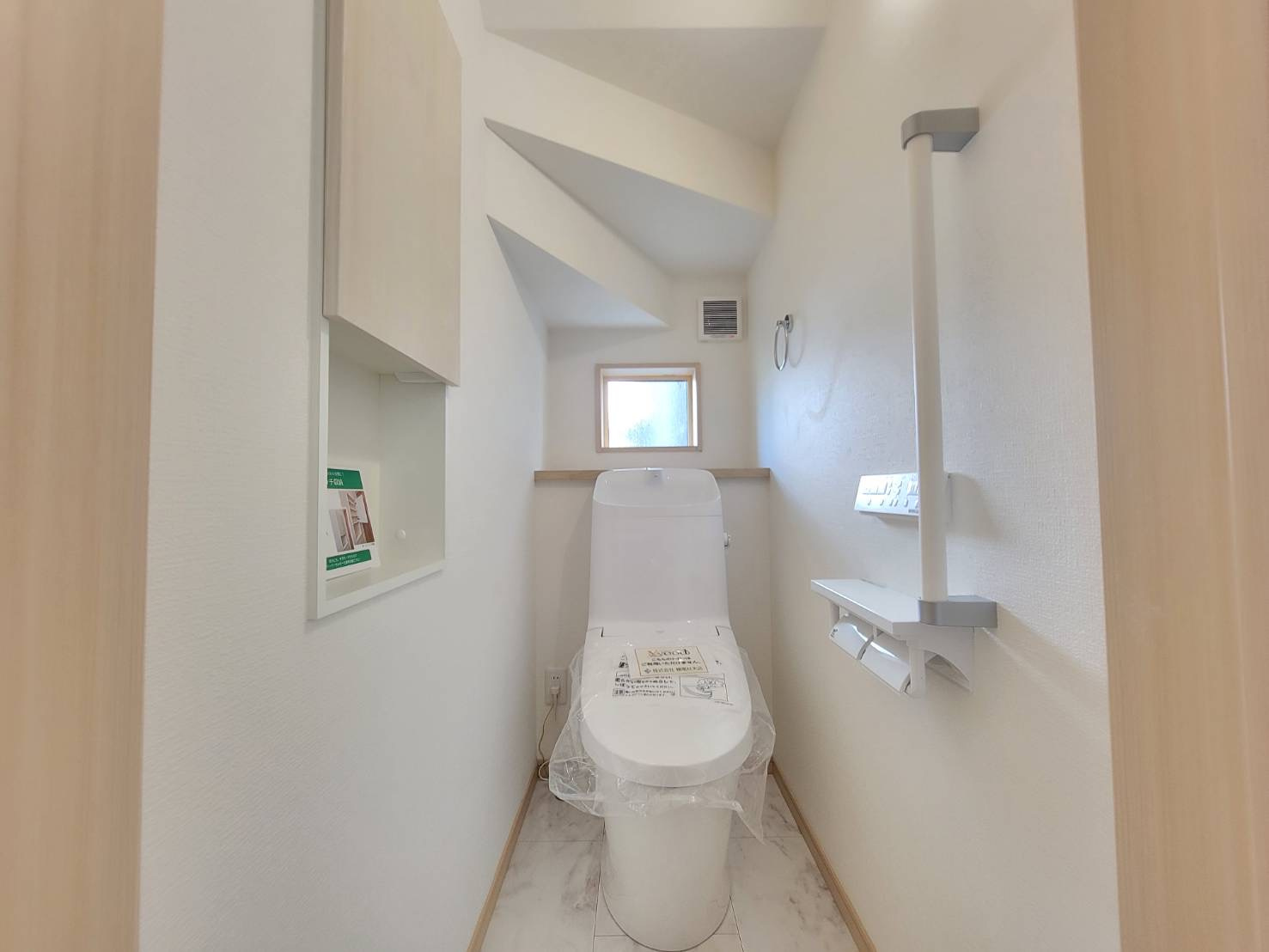 小山市城北　第4期　全2邸のトイレ|〇トイレ〇
デットスペースをうまく活用した1Fトイレ。うれしい手すり＆タオル掛け付き！収納棚付きなので、トイレットペーパーやお掃除道具などを収納しておくことができます（＾＾）
2025年9月撮影