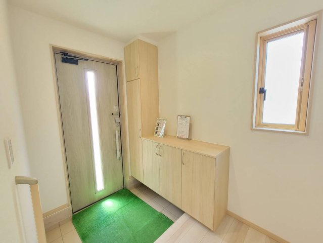 小山市城北　第4期　全2邸の玄関|〇玄関〇
お家の顔にもなる明るい玄関。シューズクロークにご家族分の靴をしまうことができるので、いつでもスッキリ綺麗な玄関を保てます♪
2025年9月撮影