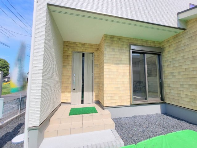 小山市城北　第4期　全2邸の玄関|〇玄関〇
広々とした外の玄関では玄関前が屋根になっておりますので、降雨時も急ぐ必要がありません♪
2025年9月撮影