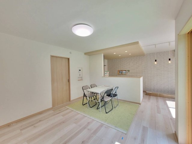 小山市城北　第4期　全2邸の居間・リビング|〇リビング〇
奥行きのあるリビング。対面キッチンなので、家族との会話を楽しみながら料理を作ることができます♪
2025年9月撮影