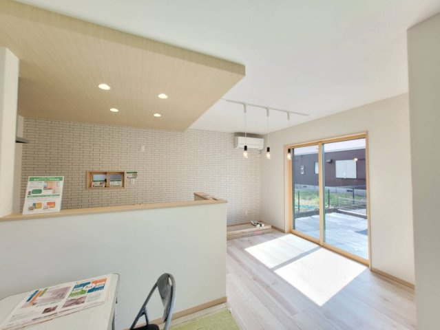 小山市城北　第4期　全2邸の居間・リビング|〇リビング〇
明るいリビング♪開放感のある対面式キッチン。お料理しながら家族の顔が見られる安心感。キッチンとダイニングが近く食事の用意や片づけが楽々♪
2025年9月撮影