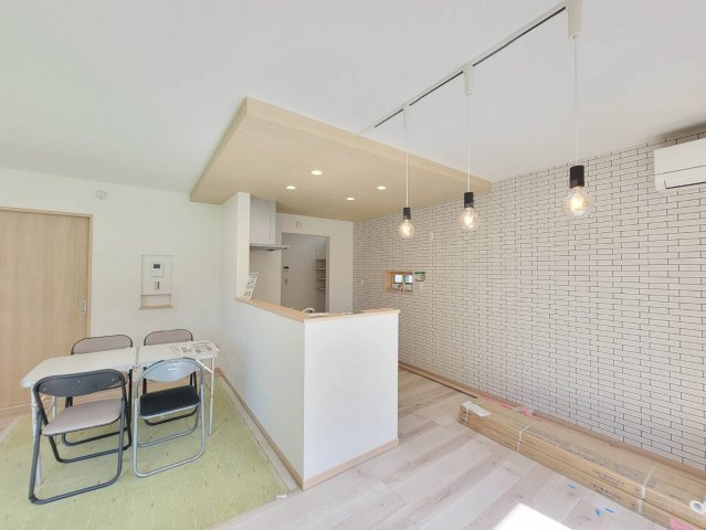 小山市城北　第4期　全2邸のキッチン|〇キッチン〇
タイル調のアクセントクロスと折り下げ天井なお洒落な対面キッチン♪
2025年9月撮影