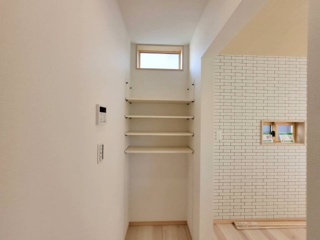 小山市城北　第4期　全2邸の収納|〇可動棚〇
キッチン横に設置された収納スペース♪お気に入りの食器や保存食などを収納することができます（＾＾）
2025年9月撮影