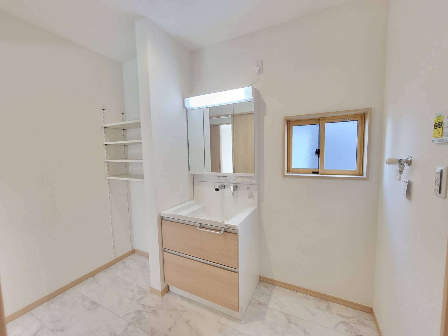 小山市城北　第4期　全2邸の独立洗面台|〇洗面所〇
ご家族揃って身支度可能なゆとりの洗面室♪洗面所にはリネンスペースを設けました。タオルや着替えを置いておくことができます（＾＾）
2025年9月撮影